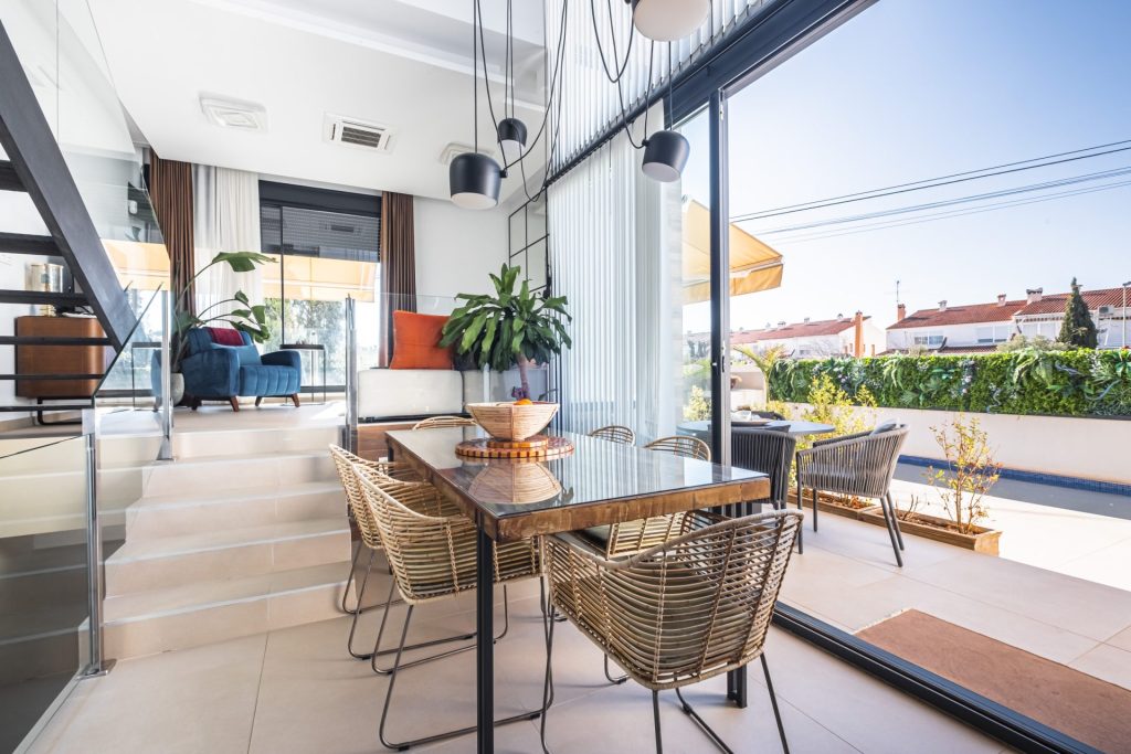 Comedor moderno con grandes ventanales