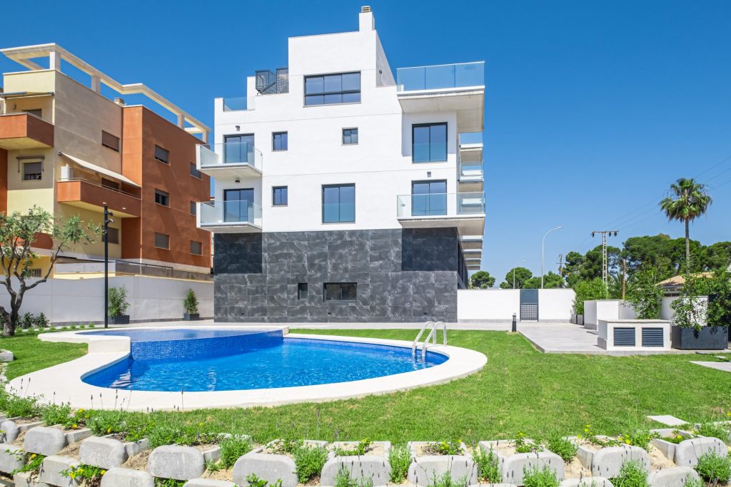Edificio moderno con piscina azul